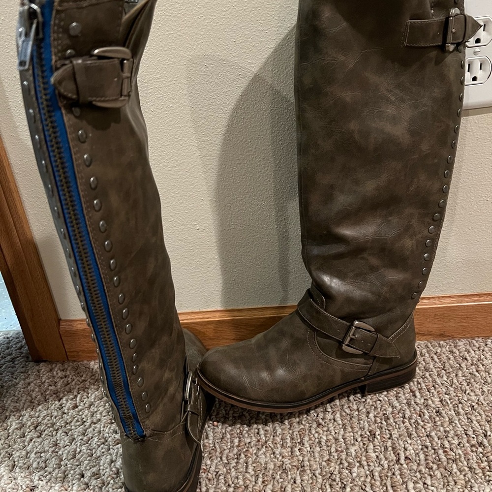 Boots - Picture 3 of 3
